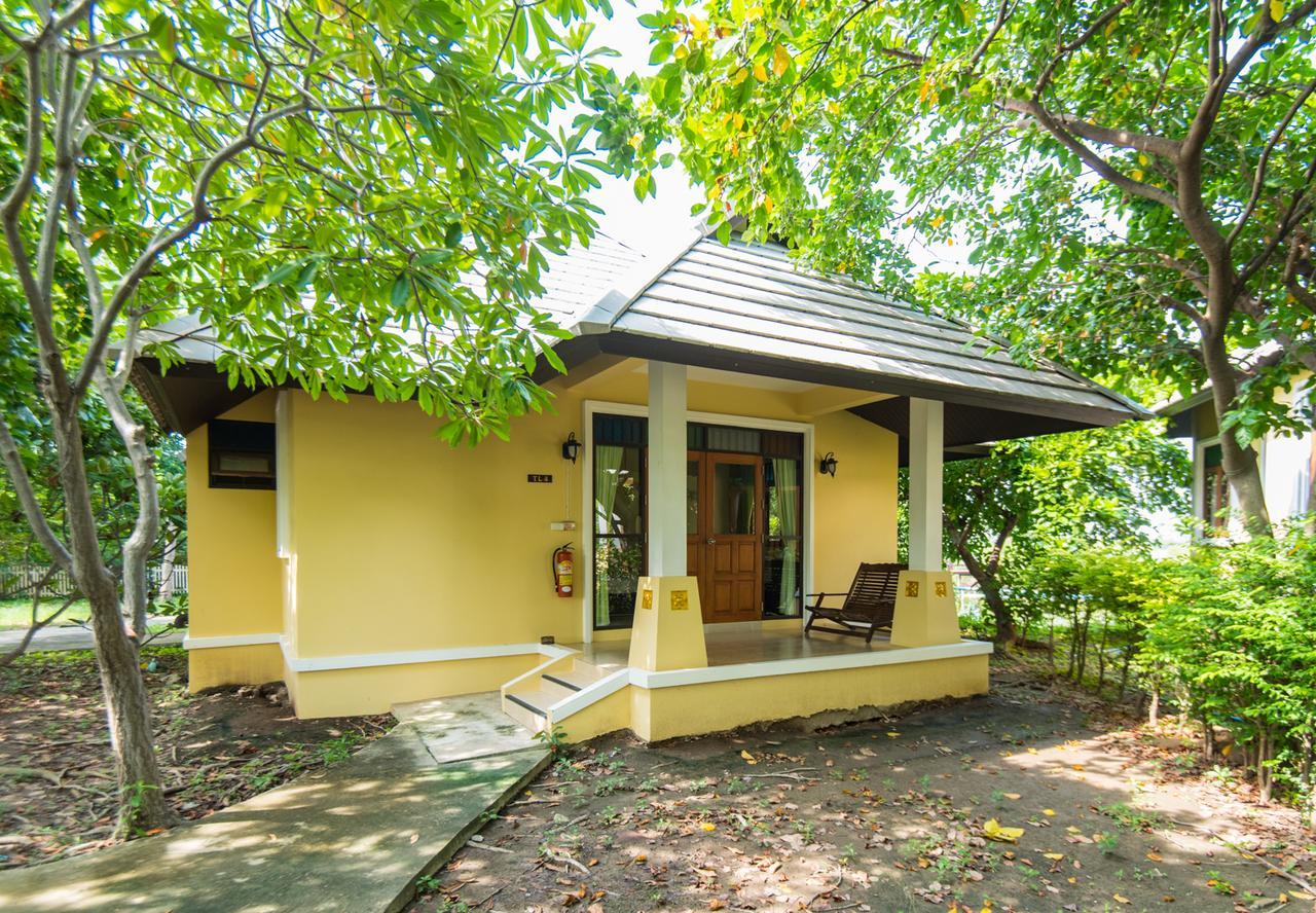 Baan Talay See Cream Resort Samut Songkhram Exterior foto