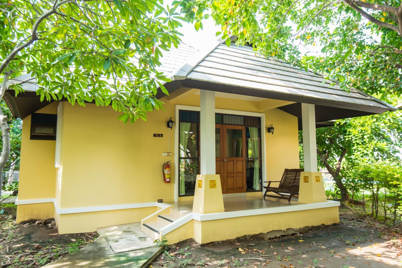 Baan Talay See Cream Resort Samut Songkhram Exterior foto