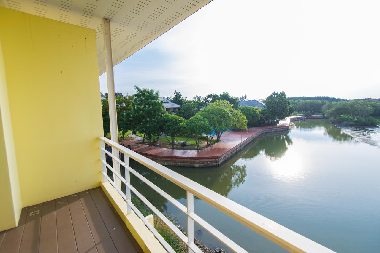 Baan Talay See Cream Resort Samut Songkhram Exterior foto